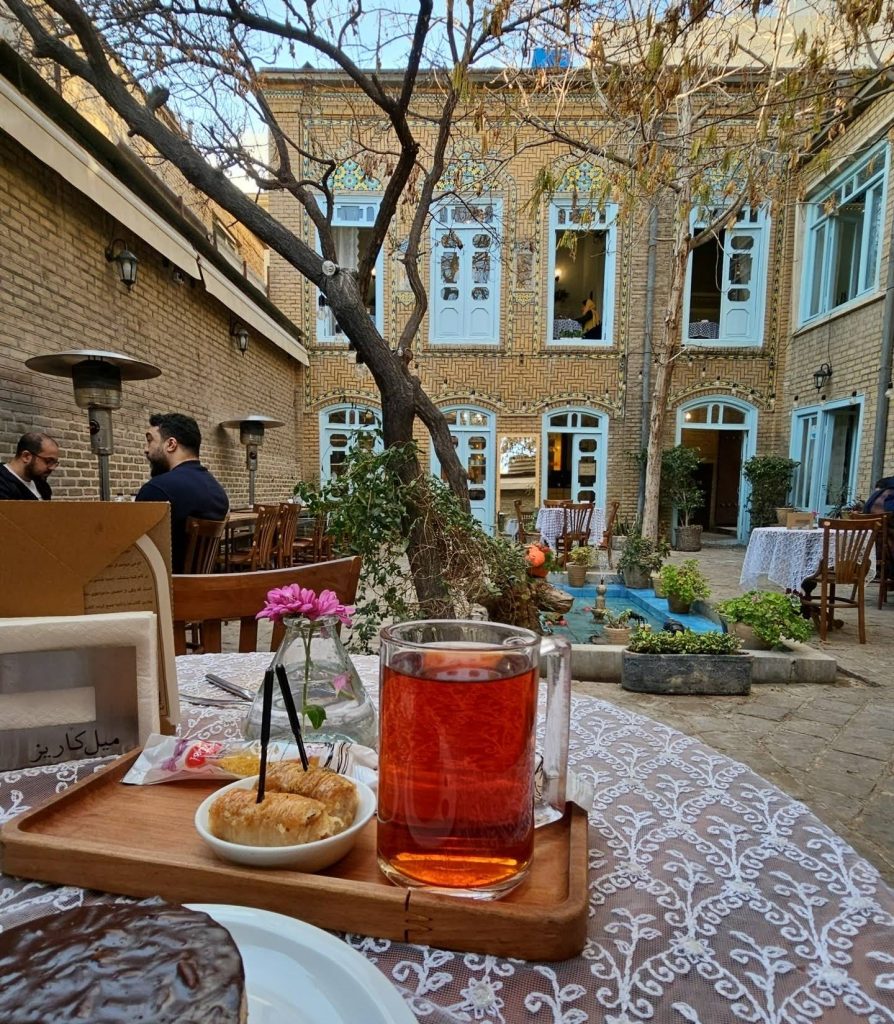 فنجان قهوه در کافه حوالی