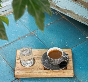 فنجان قهوه در کافه حوالی