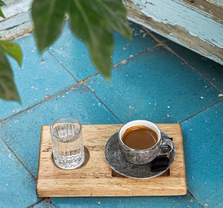 فنجان قهوه در کافه حوالی